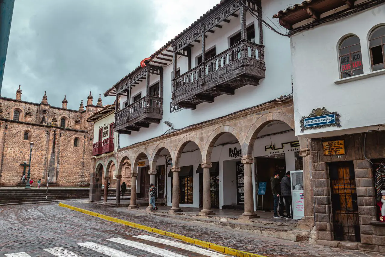 Calle empedrada del barrio de San Blas en Cusco