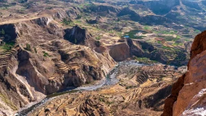 Vista del Cañón del Colca en Arequipa, con andenes preincaicos en las laderas