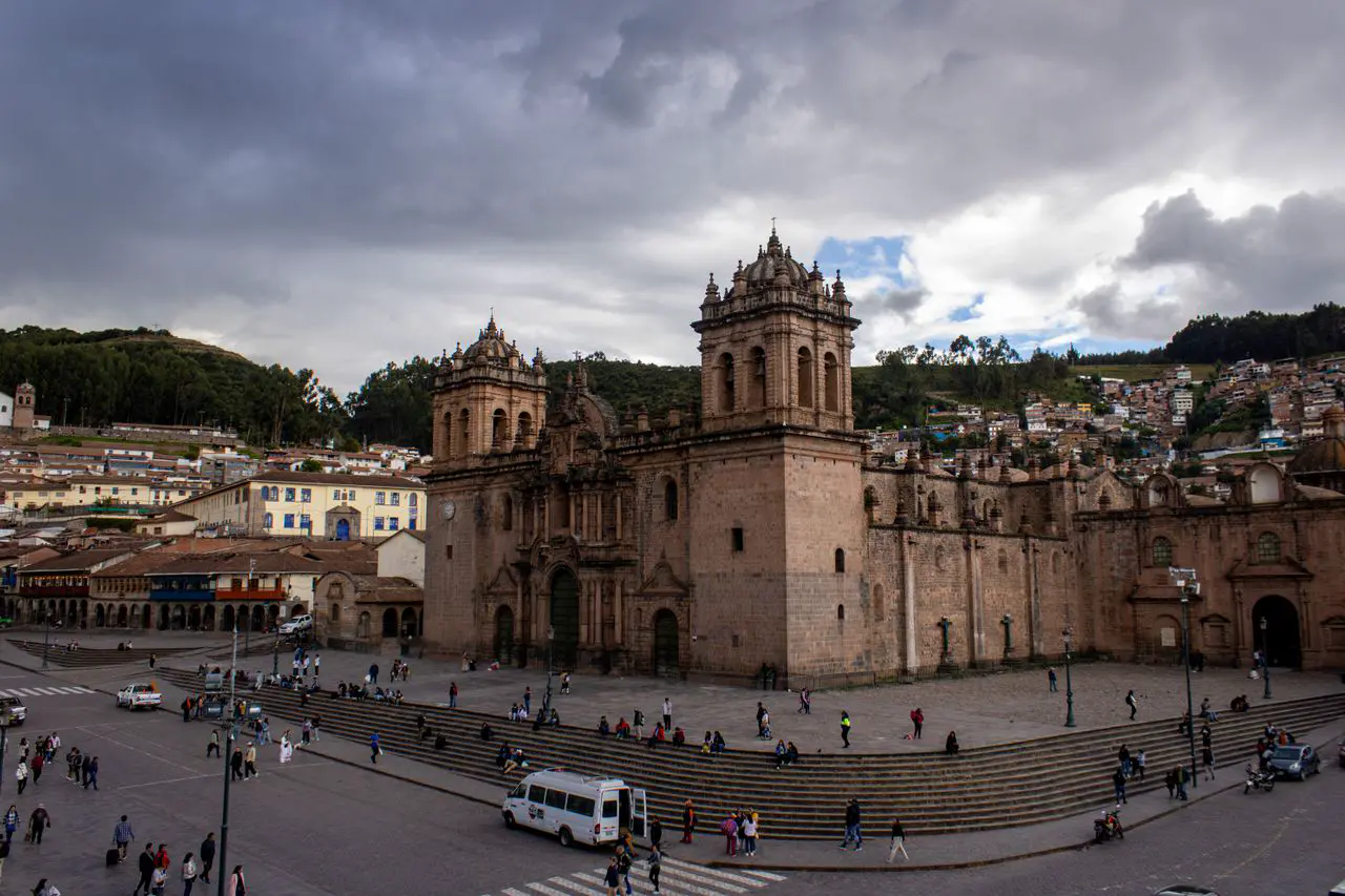 Plaza de Armas de Cusco con la Catedral y los portales coloniales