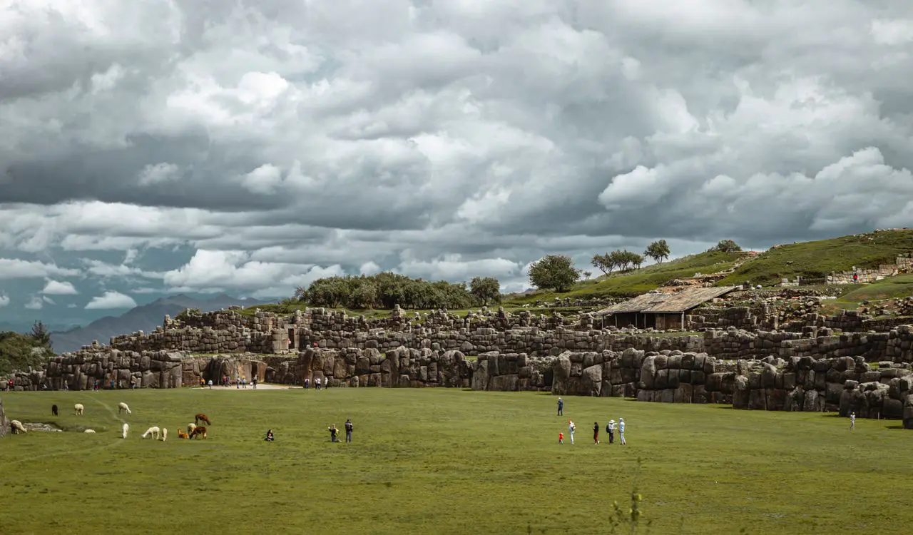 Muros de bloques ciclópeos de Sacsayhuamán, sobre la ciudad de Cusco