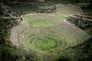Vale Sagrado dos Incas, perto de Cusco, com o rio Urubamba e as montanhas andinas