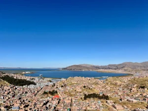 Vista panorámica de Puno y el lago Titicaca desde un mirador de la ciudad