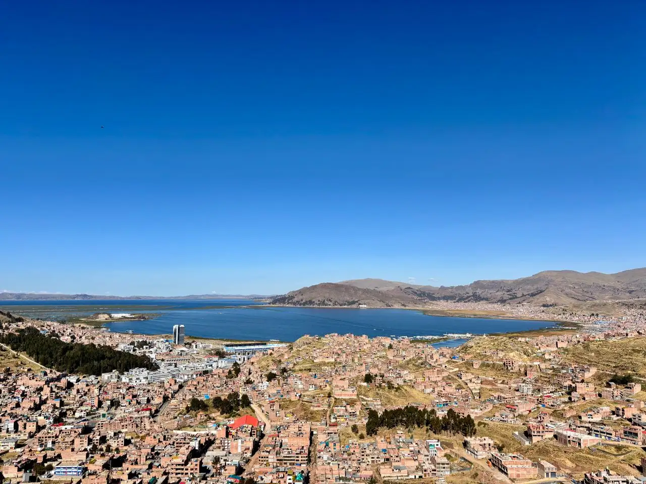 Vista panorámica de Puno y el lago Titicaca desde un mirador de la ciudad