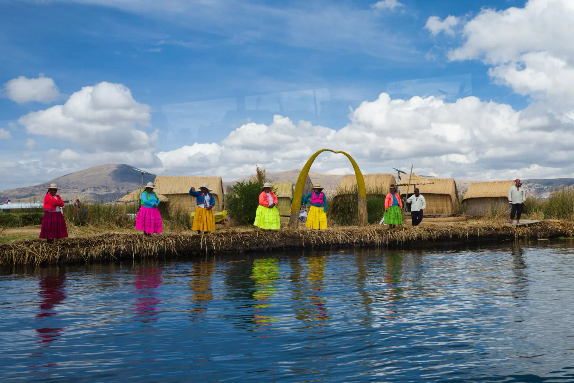 Isla flotante de totora de los Uros en el lago Titicaca