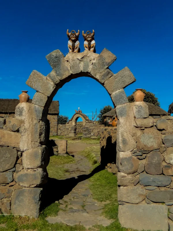 Arco de piedra con toritos de Pucará en el camino de la isla Taquile