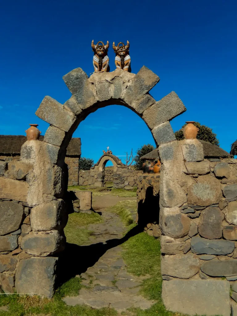 Arco de piedra con toritos de Pucárá en el camino de la isla Taquile