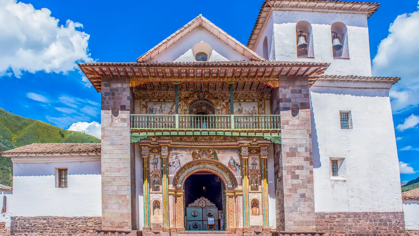 Fachada de la iglesia de San Pedro Apóstol de Andahuaylillas, conocida como la Capilla Sixtina de América
