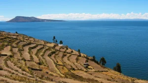 Terrazas de cultivo en la isla Amantaní con el lago Titicaca de fondo