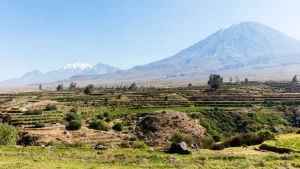 Lugares turísticos de Arequipa: el volcán Misti sobre los andenes de la campiña arequipeña