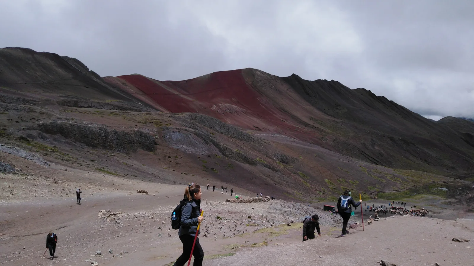 Hikers on the final stretch of the trail to the Rainbow Mountain viewpoint