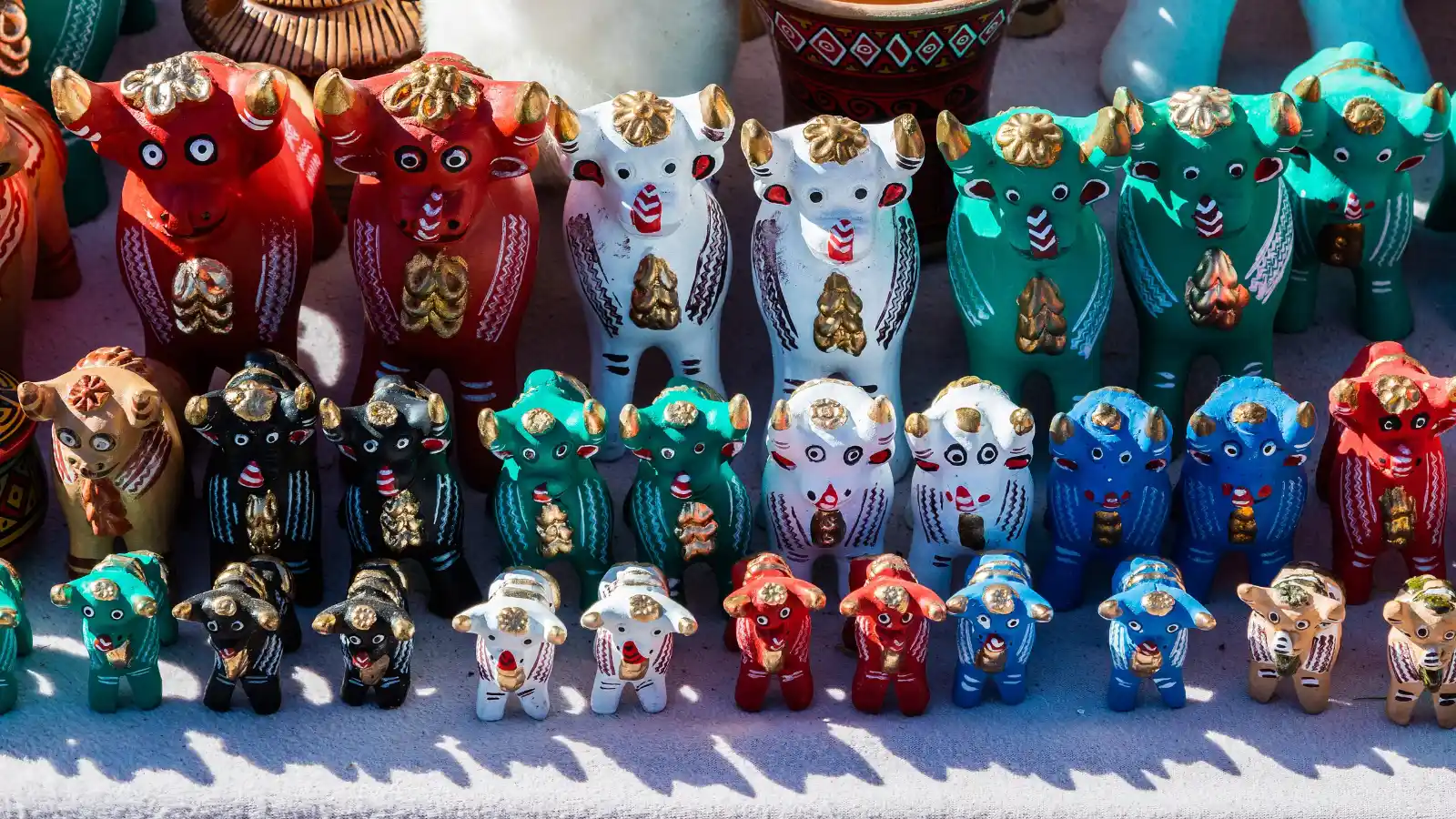 Toritos de Pucará de cerámica pintada en un puesto de artesanía del altiplano puneño